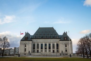 Ana bina ve Ottawa, Ontario Kanada Yargıtay genel merkezi. Olarak da bilinen Scoc, bu en yüksek adalet Kanada organıdır