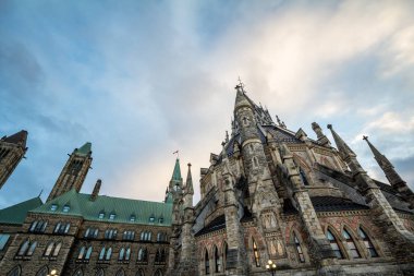 Ottawa, Ontario Kanada parlamenter karmaşık Parlamentosu, Kanada'da merkezi bloğu ana binasında. Senato ve Avam Kamarası içeren büyük bir kandmark olduğunu