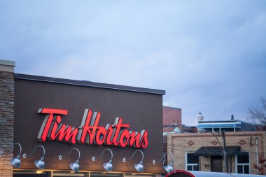 Montreal, Kanada - 6 Kasım 2018: Tim Hortons logosu bir Montreal, Quebec onların restoran önünde. Tim Hortons bir Cafe ve fastfood Kanada markasıdır