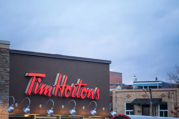 モントリオール ケベック州で自分のレストランの つ前のモントリオール カナダ 2018 ティムホートンズ ティムホートンズはカナダのブランド カフェ ファーストフードです — ストック写真