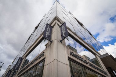 Montreal, Kanada - 6 Kasım 2018: American Eagle Outfitters logo önünde bir Montreal, Quebec onların dükkanı. American Eagle's bir ABD giyim dünya çapında yayılmış mağazalar zinciri