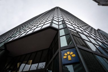 Montreal, Kanada - 3 Kasım 2018: Logo Laurentian bankanın Kanada veya alacakaranlıkta Montreal Ana ofislerine üzerinde Banque Laurentienne. Quebec ana bankalar biridir
