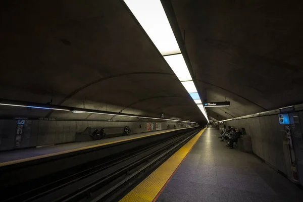 Montreal Canadá Noviembre 2018 Personas Esperando Metro Estación Cote Des —  Fotos de Stock