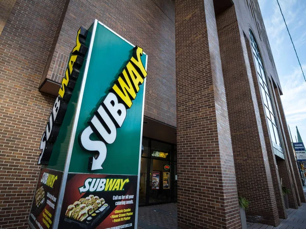 2018年11月11日カナダ オタワ オンタリオ州オタワの地元レストランの前にある地下鉄のロゴ 地下鉄はサンドイッチとサラダに特化したファーストフードチェーンです — ストック写真