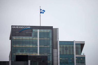 Montreal, Kanada - 6 Kasım 2018: Quebecor logo Ana ofislerine Montreal, Quebec için önünde. Quebec yayılmış bir Kanadalı iletişim şirketi Quebecor olduğunu