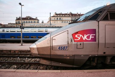 Toulon, Fransa - 10 Ekim 2006: Fransız yüksek hızlı tren Tgv réseau Toulon tren istasyonu platformu üzerinde kalkış için hazır. TGV Sncf compan ana tren biridir
