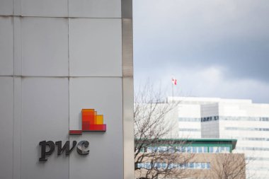 Montreal, Kanada - 7 Kasım 2018 yılına: Pwc Ana ofislerine Quebec Montreal, bir iş bölgesinde için logosuna. PricewaterhouseCoopers ana denetim firmaları dünyanın büyük dört grup içindeki biridir