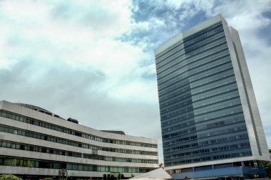 Sarajevo, Bosna Hersek - 5 Haziran 2008: Ana bina parlamento Bosna ve Hersek, Saraybosna ve ülkenin politik yaşamın merkezi parçalanmış savaş simgelerinden birini