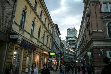 Saraybosna, Bosna Hersek - Haziran 4, 2008: Ulica Ferhadija street tarafından geçen yayalar bir kalabalık ile şehir merkezinde. Saraybosna ana cadde ve şehrin önemli bir dönüm noktası olduğunu