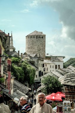 Mostar, Bosna Hersek - Haziran 6, 2008: Main street, Mostar çarşı tarafından geçen yayalar ile eski şehir. Mostar Hersek ve turistik cazibe ana yerlerinden biridir