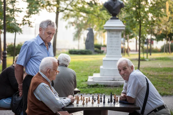 Belgrade Sérvia Julho 2018 Velhos Homens Seniores Jogando Xadrez Parque — Fotografia de Stock