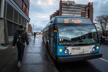 Montreal, Kanada - 6 Kasım 2018: Stm logo birinde onların kentsel otobüs Jean Talon durdurmak. Olarak da bilinen Societe de taşıma de Montreal, Amerika'nın en büyük transit ağların çalışır