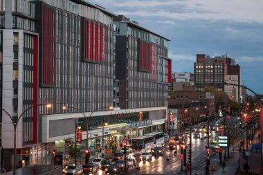 Montreal, Kanada - 6 Kasım 2018: Montreal otobüs terminali (gare d'Autobus de Montreal) ana bina ikinci el, coches ve öne geçen otobüsler ile Rue Berri sokakta geceleri