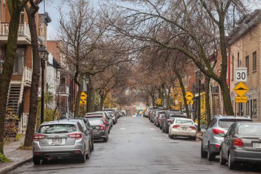 Montreal, Kanada - 6 Kasım 2018: Tipik Kuzey Amerika konut Caddesi'nde sonbahar Le Plateau, Montreal, Quebec, park etmiş arabalar ile bir sonbahar öğleden sonra sırasında