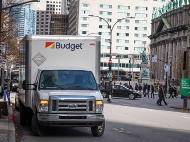 Montreal, Kanada - 7 Kasım 2018: Orta boyut bütçe araba kiralama şehir Montreal, Quebec logosuna kamyonla. Bütçe ana Amerikan otomobil ve kamyon kiralama şirketlerinden biridir