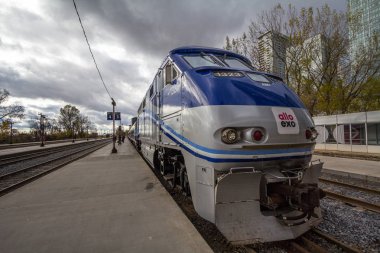 Montreal, Kanada - 7 Kasım 2018: Allo Exo Montreal banliyö tren banliyö tren istasyonu Gare Lucien L'Allier şehir merkezinde Montreal, Quebec, kalkış için hazır bir lokomotif üzerinde kendi logolu