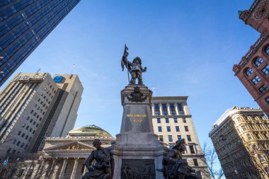 Montreal, Kanada - 4 Kasım 2018: Maisonneuve anıt place d'Armes güneşli bir öğleden sonra eski Montreal sırasında kare üzerinde. Bir anıt De Maisonneuve, Montreal kurucusu adanmış olduğunu