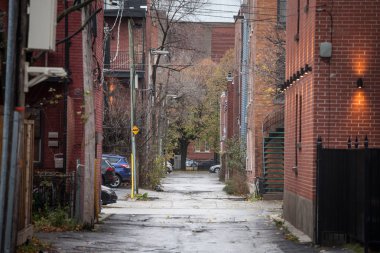 Montreal, Kanada - 6 Kasım 2018: tipik Kuzey Amerika Orta gelir konut sokakta sonbahar Montreal, Quebec, park edilmiş arabalar ve tipik kırmızı tuğla binalar ile yağmurlu bir gün sırasında