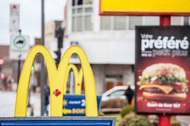 Montreal, Kanada - 6 Kasım 2018: Mc Donald's Kanada ikonik Kanada akçaağaç yaprağı m logosu ile yerel bir restoran önünde onun ikonik M logolu