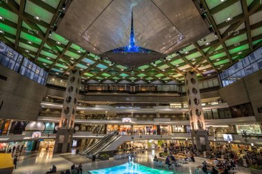 Montreal, Kanada - 6 Kasım 2018: Main square Desjardins Kompleksi alışveriş merkezi, şehir Montreal, Quebec, mağazalar, butikler ve restoranlar ile önemli bir dönüm noktası iç