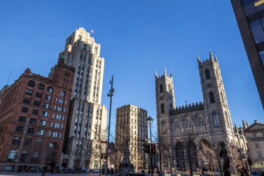 Montreal, Kanada - 4 Kasım 2018: Eski Montreal ve onun ikonik kuleler, Notre Dame Basilica ile backgground Aldred binada. Bazilika Montreal ana Katedrali ve turistik bir dönüm noktası olduğunu