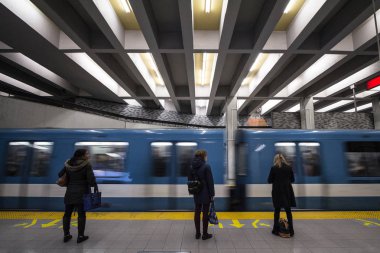 Montreal, Kanada - 6 Kasım 2018: metro bir tren ile hız bulanıklık geliyor iken Berri-Uqam istasyonu platformu, yeşil hat, metroda için bekleyenler