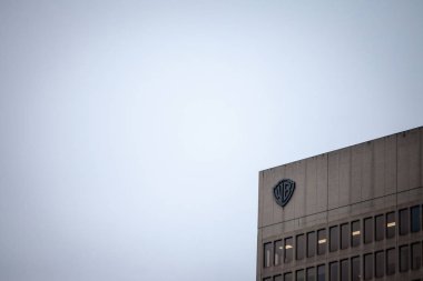 Montreal, Kanada - 5 Kasım 2018: Warner Bros logo Ana ofislerine Montreal, Quebec için önünde. Olarak da bilinen Wb, Warnerbrosmedia bir Amerikan eğlence ve studio şirketidir