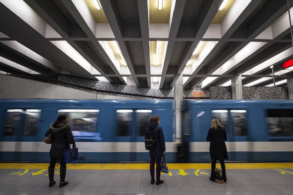 Montreal Canadá Noviembre 2018 Gente Esperando Metro Plataforma Estación Berri — Foto de Stock