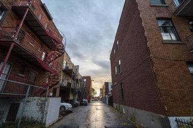 Montreal, Kanada - 6 Kasım 2018: Harap tipik Kuzey Amerika konut sokakta sonbahar Montreal, Quebec, park etmiş arabalar ile yağmurlu bir gün sırasında