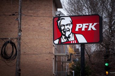 Montreal, Kanada - 9 Kasım 2018: Yerel bir restorandaki Montreal Pfk Logo. Poulet Frit Kentucky Fransızca dil yasalara uyun için Kfc, Kentucky Fried Chicken, Quebec, Quebec adıdır