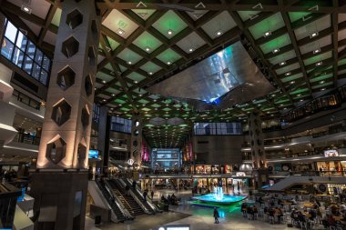 Montreal, Kanada - 6 Kasım 2018: Main square Desjardins Kompleksi alışveriş merkezi, şehir Montreal, Quebec, mağazalar, butikler ve restoranlar ile önemli bir dönüm noktası iç