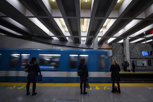 Montreal Canadá Noviembre 2018 Gente Esperando Metro Plataforma Estación Berri — Foto de Stock