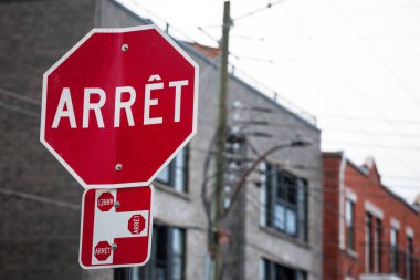 Quebec dur işareti üzerinde roadsigns, Fransızca dil kullanımı heybetli ilinin iki dilli kurallara uyarak, böylece Arret, Montreal, Kanada sokaklarında çekilen durağı çevrilmiş