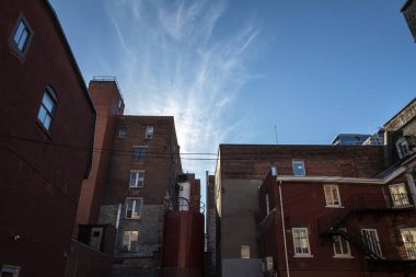 Arka bahçe şehir Montreal, Quebec, Kanada, güneşli bir öğleden sonra boyunca Kuzey Amerika mimari tarzı Vintage bazı yaşlı, fakir ve harap kırmızı tuğla yapılar