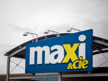 Montreal, Kanada - 9 Kasım 2018: Giriş kendi logolu bir Maxi ve CIE süpermarket. Loblaw grubundan, Maxi süpermarketler Quebec perakendecilik kitlesel pazar lideridir