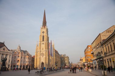 Novi Sad, Sırbistan - 27 Ocak 2018: Adı Mary Kilisesi, ya da güneşli bir öğleden sonra Trg Slobode Meydanı'nda yürüyüş bir kalabalık ile Novi Sad Katolik Katedrali. Bu katedral Novi Sad dönüm noktası olduğunu