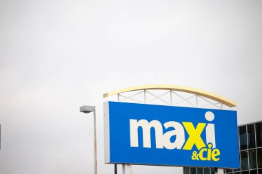 Montreal, Kanada - 9 Kasım 2018: Giriş kendi logolu bir Maxi ve CIE süpermarket. Loblaw grubundan, Maxi süpermarketler Quebec perakendecilik kitlesel pazar lideridir