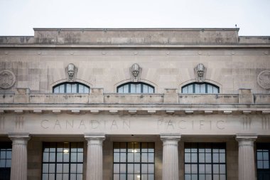 Montreal, Kanada - 9 Kasım 2018: Onların eski tren istasyonu Gare Park Avenue Jean Talon, tabelada Kanada Pasifik Demiryolu Tren İstasyonu. Kanada Pasifik ana tren operatörleri Kanada'da biridir