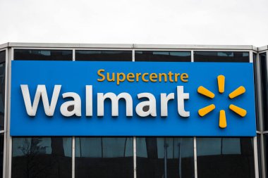 Montreal, Kanada - 9 Kasım 2018: Walmart logo Montreal, Quebec onların süpermarket (Supercentre) birinin önünde. Walmart hipermarketler en büyük Amerikan zincirine biridir