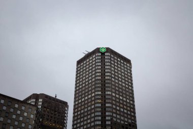 Montreal, Kanada - 6 Kasım 2018: Desjardins banka Ana ofislerine Montreal, Quebec, Complexe Desjardins için logosuna. Mouvement Desjardins Banque Quebec ana bankadır