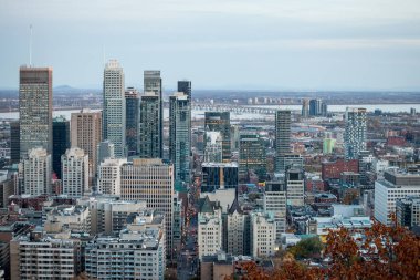 Montreal, Kanada - 4 Kasım 2018: Montreal manzarası, gökdelenlerin Mont Royal tepeden çekilen şehir merkezi ve Cbd iş ikonik binaları ile. Montreal Quebec ana şehir olduğunu