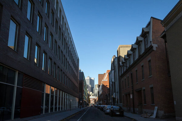 МОНРЕАЛЬ, КАНАДА - 4 ноября 2018 года: Деловые небоскребы в пригороде Монреаля, замеченные с близлежащей улицы главного города Квебека, символа канадской экономики
