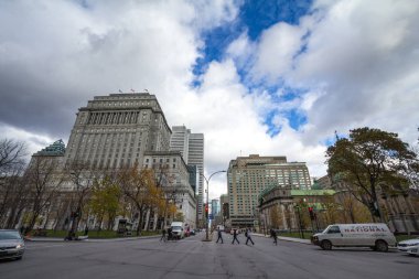 Montreal, Kanada - 7 Kasım 2018: Eski taş gökdelenler ve yüksek doğmak ofis kuleleri Montreal yer Victoria Meydanı ile Kraliçe Elizabeth Hotel görünür. Montreal Kanada tarihi ekonomik merkezidir