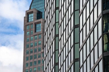 Mavi bir gökyüzü ayna gözlük ve windows, Cbd ve mali hub ile bir sonbahar öğleden sonra sırasında yansıtan Kuzey Amerika yüksek artış kulenin soyut cepheler