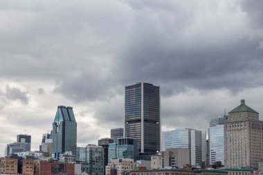 Montreal manzarası, eski Montreal (Vieux Montreal) ve bağlantı noktasından alınan Cbd iş gökdelenler ikonik binalar ile. Quebec ana şehir ve ikinci şehir Kanada'da Montreal olduğunu