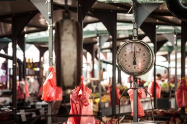 Belgrade, Sırbistan - 11 Temmuz 2018: Mekanik ölçek Zeleni Venac Pijaca Pazar, Balkanlar en ikonik çiftçiler yeşil piyasasının bir meyve ve sebze stand önünde