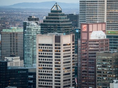 Montreal, Kanada - 4 Kasım 2018: Montreal manzarası, Scotia Kulesi önünde ve Mont Royal tepeden çekilen Cbd iş gökdelenler ile. Quebec ana şehir ve 2 şehrin Kanada'da Montreal olduğunu