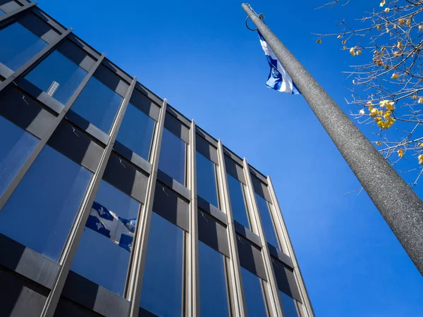 Bandiera Del Quebec Che Riflette Una Torre Grattacielo Finanziario Aziendale — Foto Stock