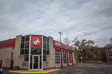 Ottawa, Kanada - 12 Kasım 2018: Logo Ottawa, Ontario mağazanın önünde Jiffy Lube. Jiffy Lube mağazaları otomotiv petrol değişiklik İhtisas mekanik bir Amerikan markasıdır.