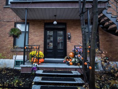 Montreal, Kanada - 6 Kasım 2018: Tipik Kuzey Amerika Açık kapı Halloween süslemeleri traditionnal oyulmuş kabak ile süslenmiş bir banliyö ev